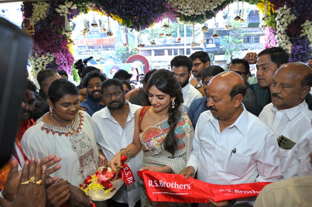 R.S. Brothers Celebrates Grand Launch of New Showroom in Warangal R.S. Brothers Celebrates Grand Launch of New Showroom in Warangal